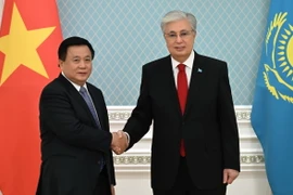 Ông Nguyễn Xuân Thắng chào Tổng thống Kazakhstan Kassym-Jomart Tokayev. (Ảnh: Tâm Hằng/TTXVN)