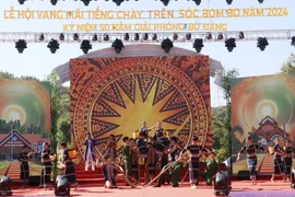 Tiết mục văn nghệ tại lễ khai mạc Lễ hội 'Vang mãi tiếng chày trên sóc Bom Bo.' (Ảnh: Nhật Bình/TTXVN)