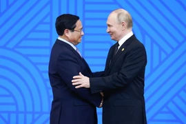 Tổng thống Liên bang Nga Vladimir Putin, Chủ tịch Nhóm BRICS năm 2024 đón Thủ tướng Phạm Minh Chính. (Ảnh: Dương Giang/TTXVN)