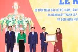 Phó Chủ tịch Võ Thị Ánh Xuân trao Huân chương Lao động hạng Ba của Chủ Tịch nước cho cán bộ và nhân dân huyện Kim Bôi. (Ảnh: Trọng Đạt/TTXVN)
