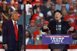 Tỷ phú Elon Musk phát biểu trong cuộc vận động tranh cử của cựu Tổng thống Donald Trump ở Butler, bang Pennsylvania (Mỹ), ngày 5/10/2024. (Ảnh: Reuters/TTXVN)