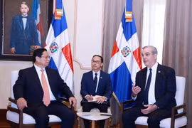 Thủ tướng Phạm Minh Chính gặp hẹp Tổng thống Dominicana Luis Abinader Corona trước hội đàm chính thức. (Ảnh: Dương Giang/TTXVN)