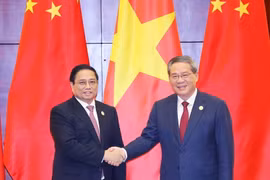 Thủ tướng Phạm Minh Chính gặp Thủ tướng Trung Quốc Lý Cường. (Ảnh: Dương Giang/TTXVN)