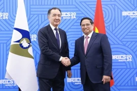 Thủ tướng Phạm Minh Chính gặp Chủ tịch Hội đồng Ủy ban Kinh tế Á-Âu (EEK) Bakytzhan Sagintayev. (Ảnh: Dương Giang/TTXVN)