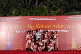 Tiết mục Mashup “Hey Hola” của Chi hội hữu nghị Việt Nam-Cuba Tập đoàn Giáo dục Havico. (Ảnh: Nguyễn Cúc/TTXVN)