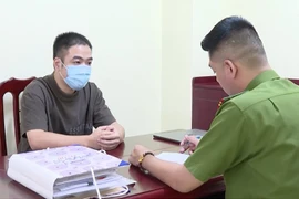 Công an làm việc với bị can Phan Thành Công. (Ảnh do công an cung cấp)