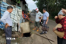 Đoàn kiểm tra phát hiện một lò bún nhỏ đang hoạt động có nước thải thoát ra ngoài. (Ảnh: Đậu Tất Thành/TTXVN)