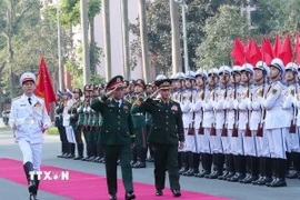 Bộ trưởng Quốc phòng Phan Văn Giang và Bộ trưởng Quốc phòng Lào Khamliang Outhakeysone duyệt Đội danh dự Quân đội Nhân dân Việt Nam. (Ảnh: Trọng Đức/TTXVN)