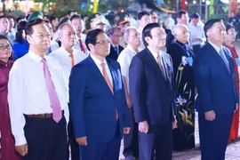 Thủ tướng Phạm Minh Chính và các đại biểu dâng hương, hoa tưởng niệm tại Tượng đài chiến thắng Bình Giã. (Ảnh: Dương Giang/TTXVN)