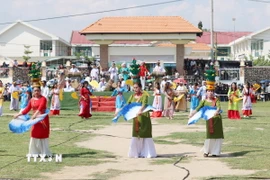 Đồng bào Chăm biểu diễn tiết mục múa truyền thống trong Lễ hội Katê năm 2024. (Ảnh: Nguyễn Thành/TTXVN)