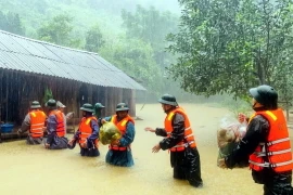 Bộ đội Biên phòng tỉnh Quảng Bình giúp người dân xã Kim Thủy, huyện Lệ Thủy vận chuyển tài sản ra khỏi vùng bị ngập sâu. (Ảnh: TTXVN phát)