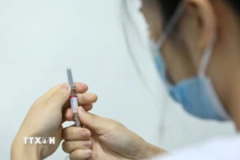 Chuẩn bị tiêm vaccine phòng cúm. (Ảnh: Minh Quyết/TTXVN)