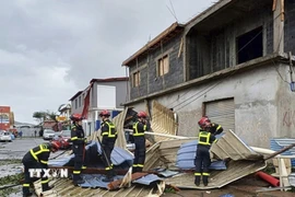 Cảnh tàn phá sau khi bão Chido quét qua lãnh thổ hải ngoại Mayotte của Pháp, ngày 15/12. (Ảnh: Reuters/TTXVN)