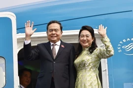 Chủ tịch Quốc hội Trần Thanh Mẫn và Phu nhân rời Hà Nội, lên đường thăm chính thức Singapore và Nhật Bản. (Ảnh: Doãn Tấn/TTXVN)
