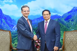 Thủ tướng Phạm Minh Chính tiếp ông Paulo Medas, Trưởng đoàn tham vấn và giám sát kinh tế vĩ mô Việt Nam của Quỹ Tiền tệ Quốc tế (IMF). (Ảnh: Dương Giang/TTXVN)