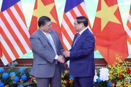 Thủ tướng Chính phủ Phạm Minh Chính với Chủ tịch Hạ viện Malaysia Tan Sri Dato’ Johari Bin Abdul. (Ảnh: Phạm Kiên/TTXVN)