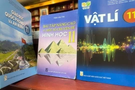 Sách giáo khoa của Nhà xuất bản Giáo dục Việt Nam tại một nhà sách ở Hà Nội. (Nguồn: Vietnam+)