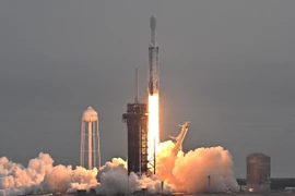 Tên lửa đẩy Falcon Heavy của Công ty SpaceX mang theo tàu vũ trụ Psyche rời bệ phóng tại Trung tâm Vũ trụ Kennedy ở bang Florida (Mỹ), ngày 13/10/2023. (Ảnh: AFP/TTXVN)