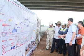 Ông Nguyễn Công Vinh, Phó Chủ tịch Ủy ban Nhân dân tỉnh Bà Rịa-Vũng Tàu, khảo sát đoạn cầu vượt trên tuyến cao tốc Biên Hòa-Vũng Tàu. (Ảnh: Huỳnh Sơn/TTXVN)
