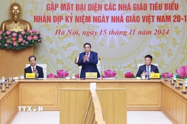 Thủ tướng Phạm Minh Chính gặp đại diện các nhà giáo tiêu biểu. (Ảnh: Dương Giang/TTXVN)