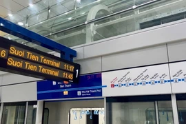 Bảng thông báo của một nhà ga thuộc tuyến Metro Bến Thành-Suối Tiên được vận hành thử do các kỹ thuật viên Việt Nam thực hiện. (Ảnh: TTXVN phát)