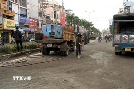 Đơn vị thi công khắc phục, sửa chữa các điểm hư hỏng. (Ảnh: Sỹ Thắng/TTXVN)