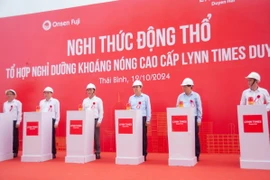 Các đại biểu thực hiện nghi thức động thổ dự án Tổ hợp nghỉ dưỡng khoáng nóng cao cấp Lynn Times Duyên Hải (xã Duyên Hải, huyện Hưng Hà). (Ảnh: Vũ Quang/TTXVN)