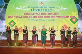 Tiết mục múa dân gian Khmer do Đoàn nghệ thuật Khmer Ánh Bình Minh biểu diễn. (Ảnh: Thanh Hòa/TTXVN)