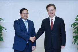 Thủ tướng Phạm Minh Chính gặp Bí thư Tỉnh ủy Vân Nam Vương Ninh. (Ảnh: Dương Giang/TTXVN)