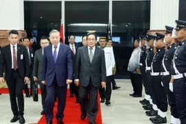 Chủ tịch Thượng viện Malaysia Awang Bemee Awang Ali Basah đón Tổng Bí thư Tô Lâm. (Ảnh: Thống Nhất/TTXVN)