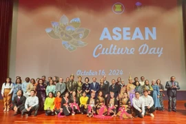 Đại sứ và Phu nhân các nước ASEAN chụp ảnh cùng các khách mời tại sự kiện. (Ảnh: Kiều Trang/TTXVN)