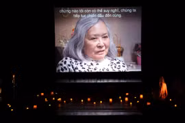 'Những thân thể nhiễm độc' là một vở kịch độc đáo với một diễn viên kết hợp với một thước phim chiếu trên màn ảnh. (Ảnh: Trần Lê Lâm/TTXVN)