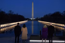 Tổng thống đắc cử Mỹ Joe Biden cùng phu nhân (phải) và Phó Tổng thống đắc cử Kamala Harris cùng phu quân tham dự lễ tưởng niệm các nạn nhân COVID-19. (Nguồn: AP)