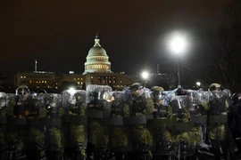 Cảnh sát chống bạo động Mỹ phong tỏa bên ngoài tòa nhà Quốc hội ở Washington DC. (Ảnh: AFP/TTXVN)