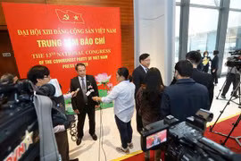 Đại biểu dự Đại hội trả lời phỏng vấn của phóng viên cơ quan thông tấn, báo chí. (Ảnh: TTXVN)