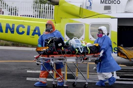 Nhân viên y tế chuyển bệnh nhân mắc COVID-19 tại Jalisco, Mexico. (Ảnh: AFP/TTXVN)