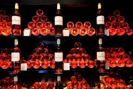 Rượu vang được trưng bày tại Chateau Lafaurie-Peyraguey ở Bommes, miền Tây Nam Pháp. (Ảnh: AFP/TTXVN)