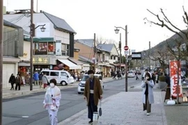 Người dân đeo khẩu trang phòng lây nhiễm COVID-19 tại Kyoto, Nhật Bản. (Ảnh: Kyodo/TTXVN)