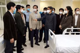 Phó Thủ tướng Vũ Đức Đam trao đổi với lãnh đạo tỉnh Hải Dương và Lãnh đạo Bệnh viện Bạch Mai về công tác điều trị bệnh nhân COVID tại Bệnh viện dã chiến đặt tại Bệnh viện Đại học Kỹ thuật y tế Hải Dương. (Ảnh: Mạnh Tú/TTXVN)