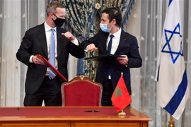 Các đại diện của Maroc và Israel tại lễ ký thỏa thuận thiết lập quan hệ ngoại giao ở Rabat, Maroc ngày 22/12/2020. (Ảnh: AFP/TTXVN)