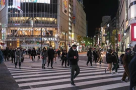 Người dân đeo khẩu trang phòng lây nhiễm COVID-19 tại Tokyo, Nhật Bản. (Ảnh: THX/TTXVN)