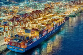 Tàu container neo tại cảng thương mại quốc tế ở Thanh Đảo, tỉnh Sơn Đông, Trung Quốc. (Ảnh: AFP/TTXVN)