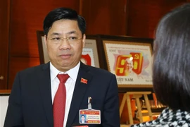 Đồng chí Dương Văn Thái (Đoàn đại biểu Đảng bộ tỉnh Bắc Giang) trả lời phỏng vấn của phóng viên Đài Phát thanh và Truyền hình Bắc Giang. (Ảnh: TTXVN)