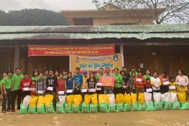 Trao quà cho người dân xã Trà Leng, huyện Nam Trà My, tỉnh Quảng Nam. (Ảnh: TTXVN phát)
