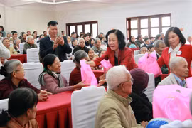 Bà Trương Thị Mai, Trưởng Ban Dân vận Trung ương, tặng quà Tết các gia đình chính sách, người có công với cách mạng huyện Đơn Dương, Lâm Đồng. (Ảnh: Đặng Tuấn/TTXVN)