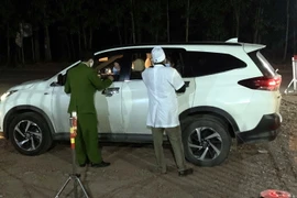 Kiểm soát và lấy khai báo y tế tại huyện Hải Hà. (Ảnh: TTXVN phát)