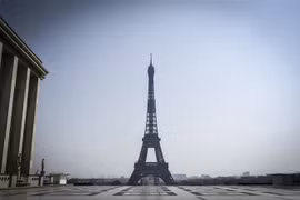 Khu vực Tháp Eiffel ở thủ đô Paris, Pháp vắng bóng người do lệnh phong tỏa nhằm ngăn dịch COVID-19 lây lan. (Ảnh: AFP/TTXVN)