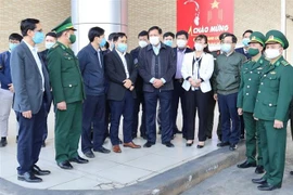 Đoàn công tác kiểm tra phòng chống dịch tại cửa khẩu Quốc tế Lào Cai. (Ảnh: Lục Hương Thu/TTXVN)