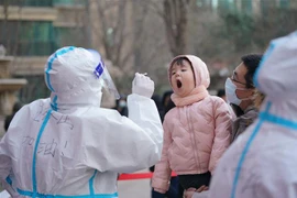 Nhân viên y tế lấy mẫu xét nghiệm COVID-19 tại tỉnh Hà Bắc, Trung Quốc. (Ảnh: THX/TTXVN)