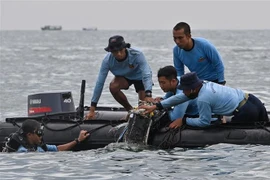 Lực lượng cứu hộ tìm kiếm chiếc máy thuộc hãng hàng không Sriwijaya Air gặp nạn trên vùng biển ngoài khơi Jakarta, Indonesia. (Ảnh: AFP/TTXVN)